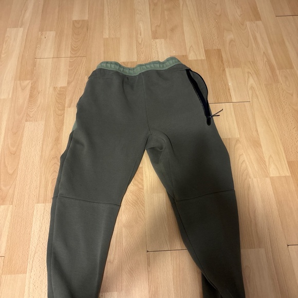 Green Nike tech sweatpants - Picture 3 of 3